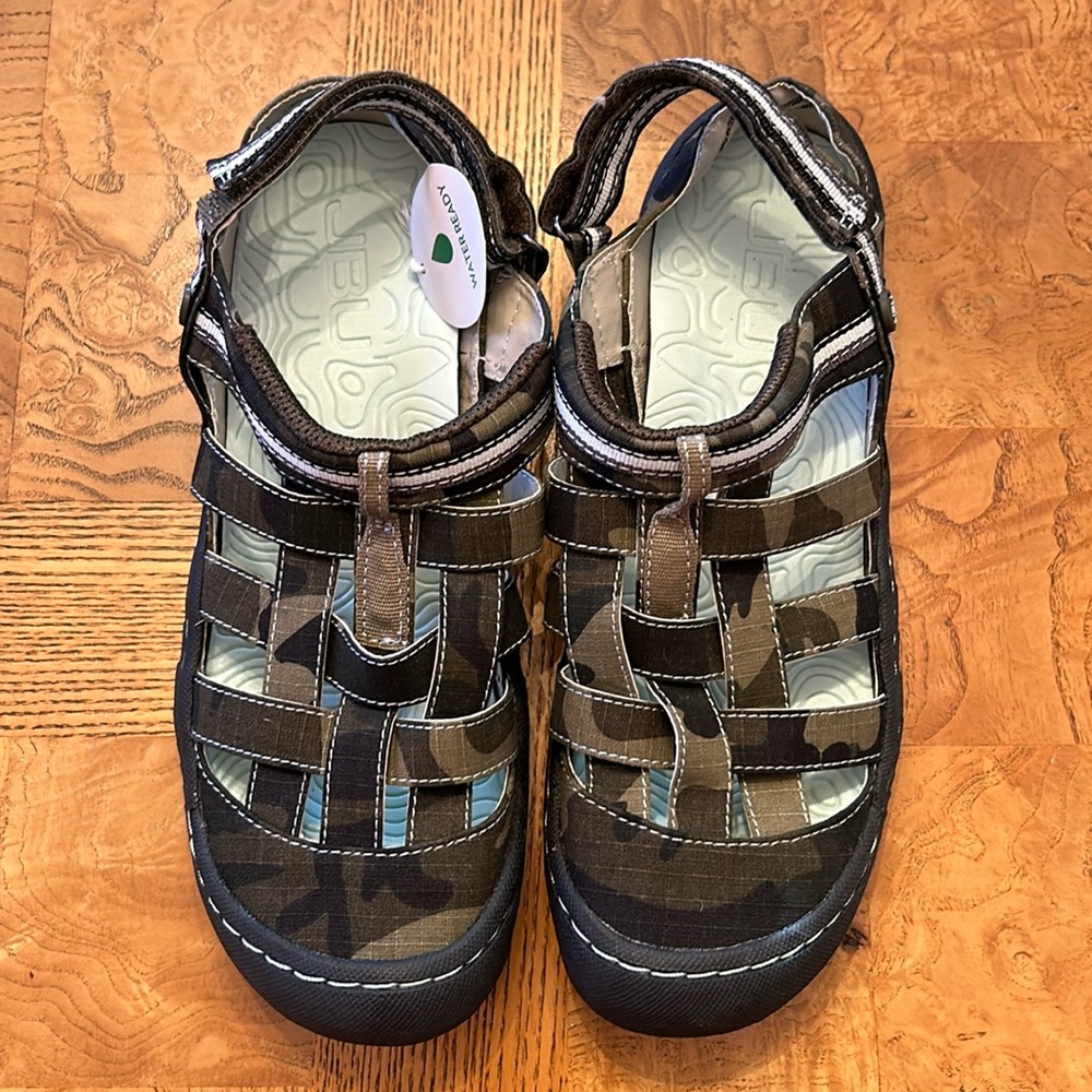 NWOT JBU sneaker sandal, camouflage green, 8.5